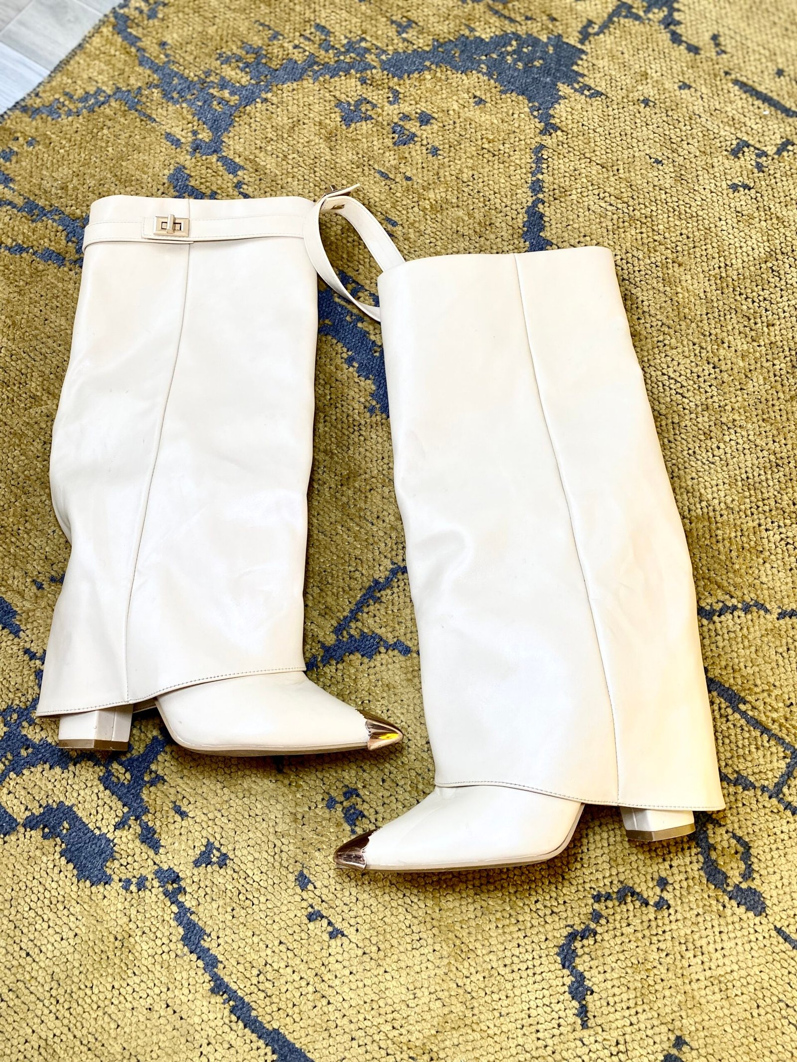 Fold over lock boots