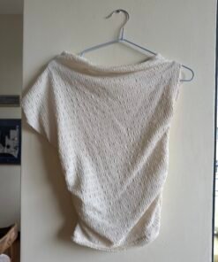 Asymmetrical fitted top